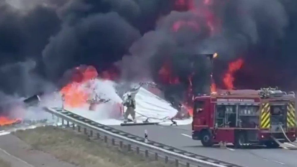 Video: Mitten auf der Autobahn: Lkw-Crash verursacht riesigen Brand