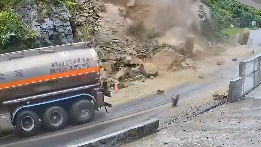 Video: Erdrutsch bedroht Straße: Tanklaster fährt trotzdem durch