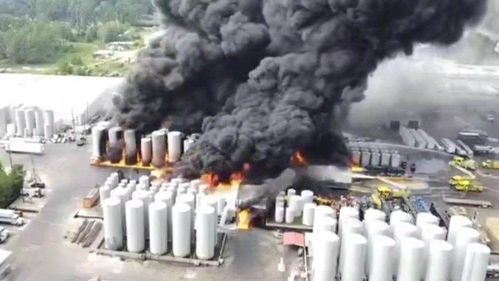 Video: Fabrik in Louisiana explodiert: Öl regnet auf Anwohner