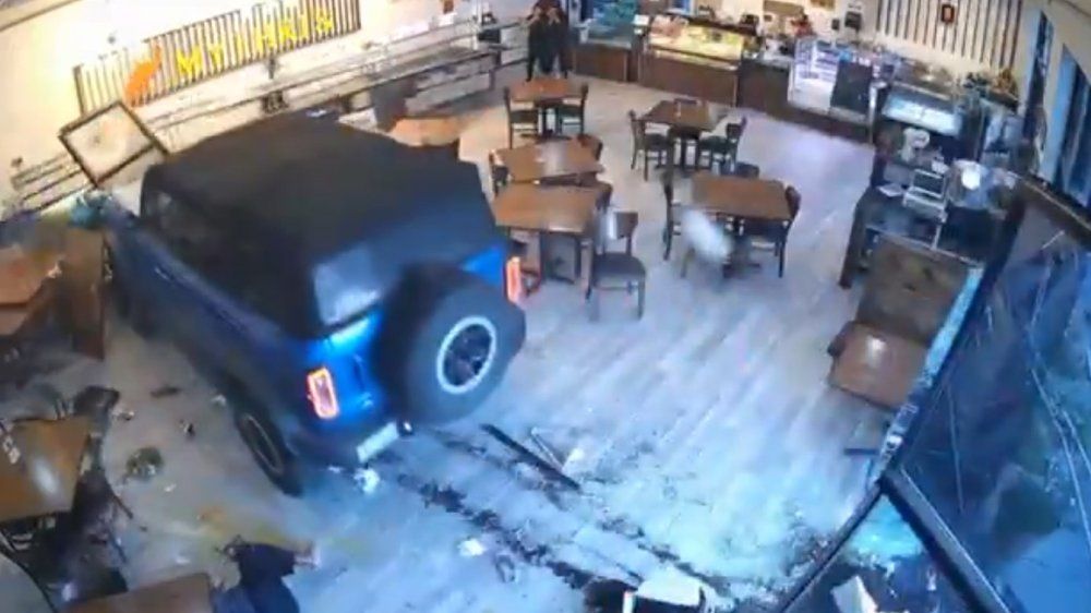 Video: SUV-Crash im Restaurant: Gäste mit Schrecken davongekommen