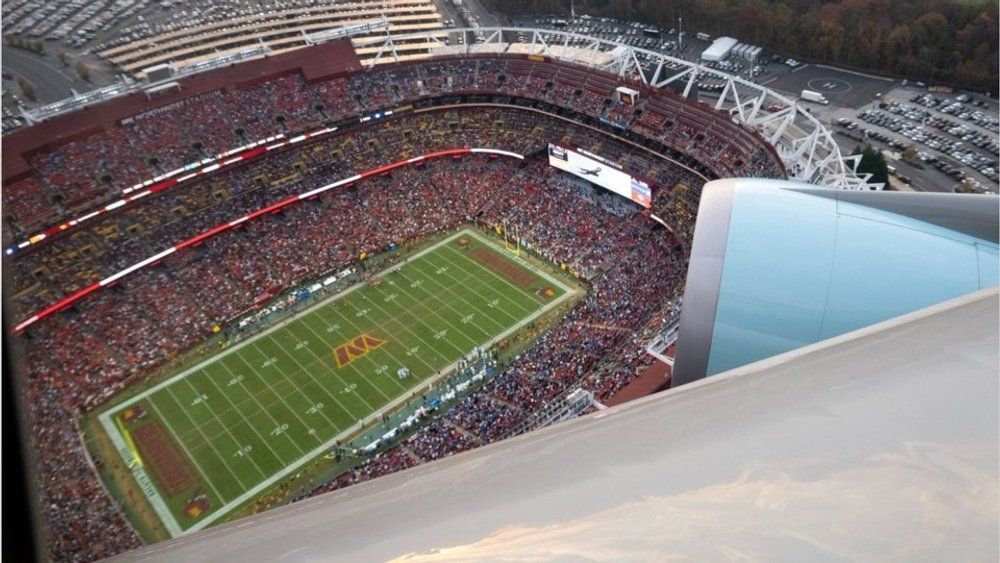 Video: Air Force One mit Donald Trump schießt im Tiefflug über NFL-Stadion