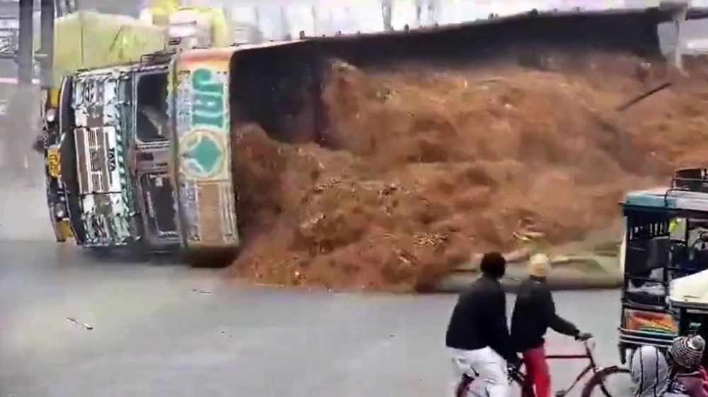 Video: Überladener Lkw kippt auf Jeep - ein Toter