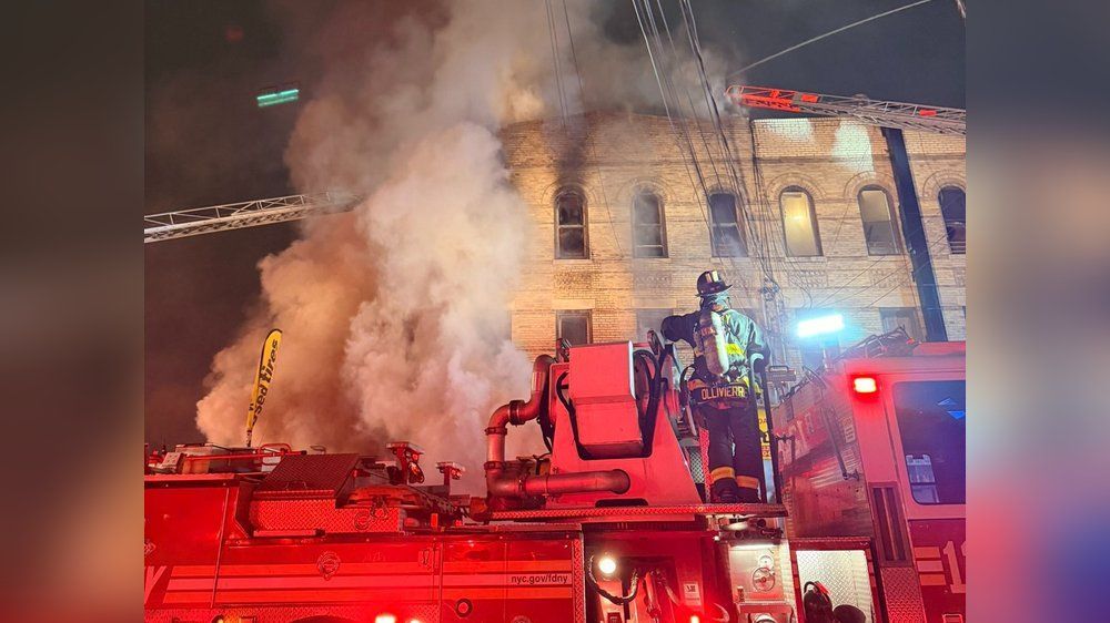 Video: Großalarm in New York: Feuer vernichtet Reifenhandel