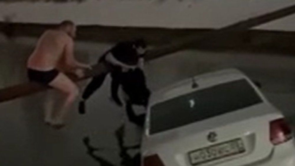 Video: Spektakuläre Rettung: Kind wird aus sinkendem Taxi gezogen.