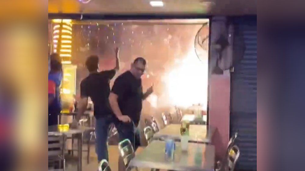 Video: Feuerwerks-Inferno verwüstet Restaurant