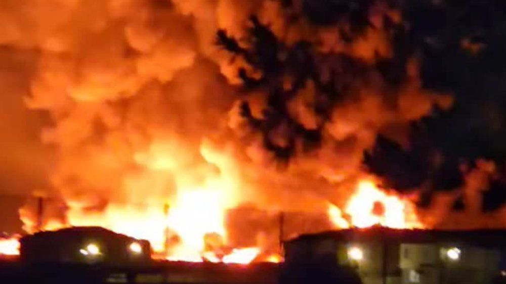 Video: Inferno in Ontario: Lagerhaus steht in Flammen