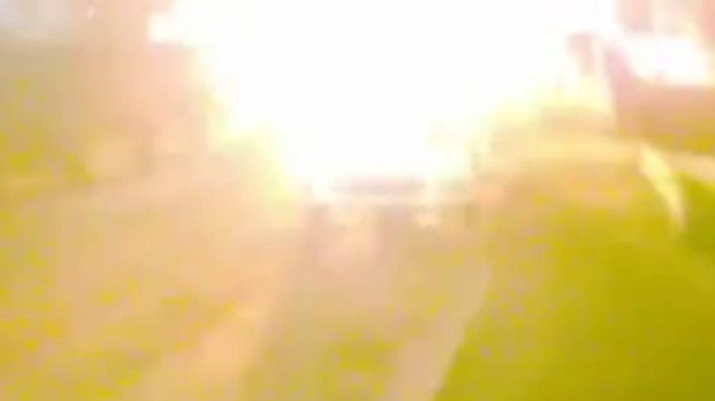 Video: Autobombe geht wenige Meter von Polizist entfernt hoch
