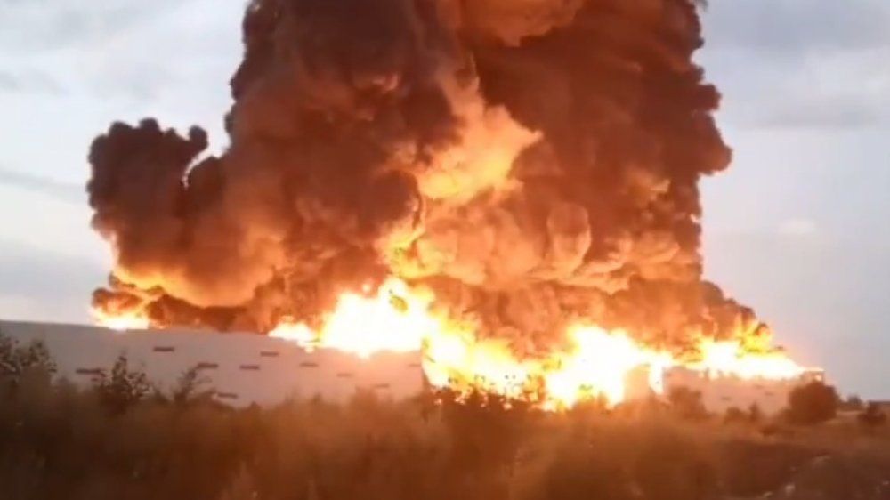 Video: Riesige Explosionen in Russland: Ukraine setzt Lager in Brand