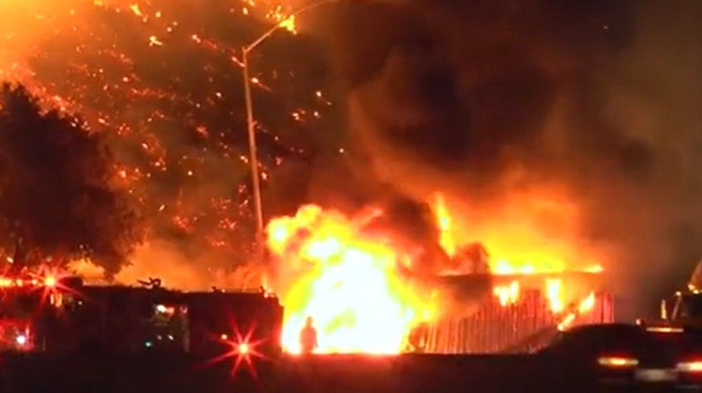 Video: Meterhohe Flammen fressen sich durch brennenden Sattelzug