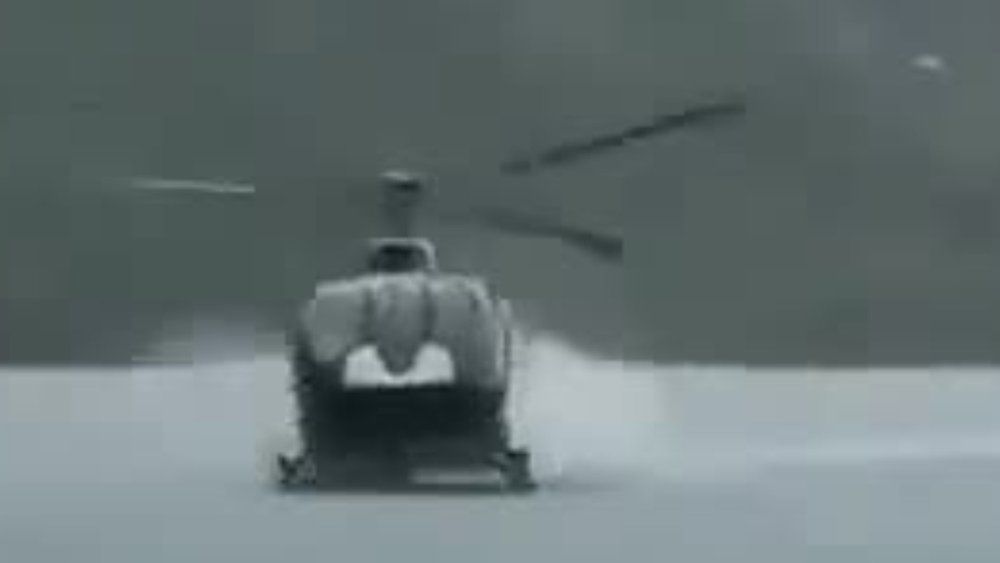 Video: Hubschrauber macht Bruchlandung in einen See