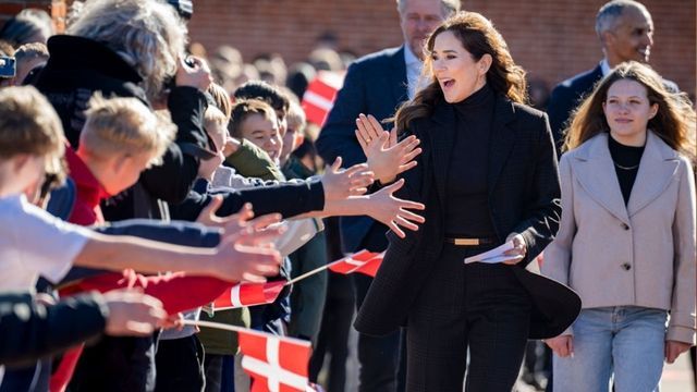 Wieder da: Königin Mary zeigt sich in schwarzem Look
