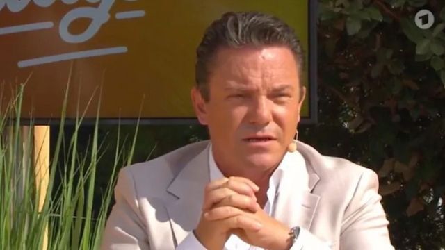 Video: Emotionaler Moment bei "Immer wieder sonntags": Mross gedenkt toter Zuschauerin