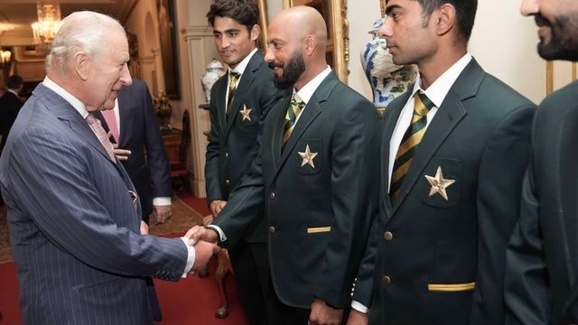 Video: Eklat im Clarence House: Sport-Profi lässt König Charles abblitzen