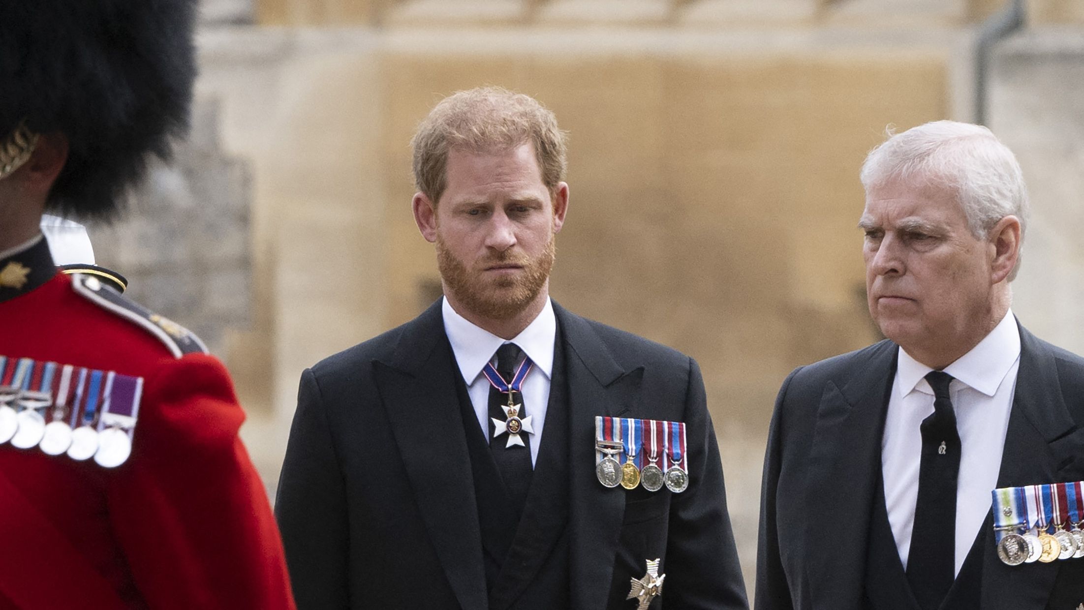 Körperliche Auseinandersetzung mit Prinz Andrew? DAS sagt Harry dazu
