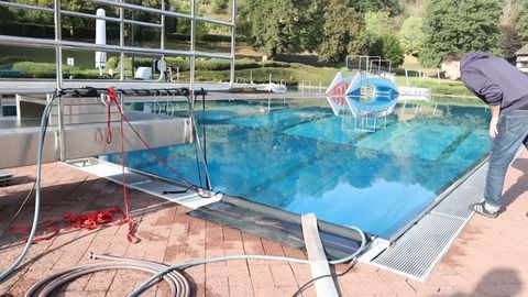Because of drought: Outdoor pool gives away water to farmers