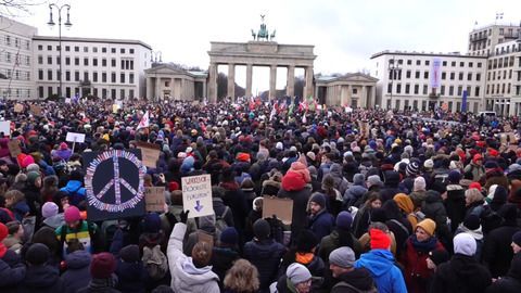 Mehrere Tausend Menschen bei Demo gegen Rechts am Brandenburger Tor