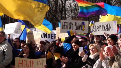Tausende Menschen erinnern an den Angriff auf die Ukraine am Brandenburger Tor