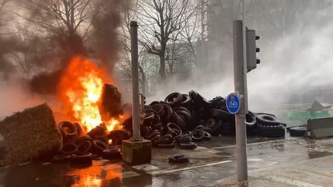 Brennende Reifen und Krawall: Bauern protestieren bei EU-Ministertreffen