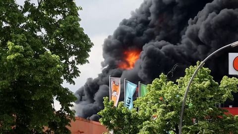 Gift-Wolke über Berlin: Großbrand in Metall-Fabrik