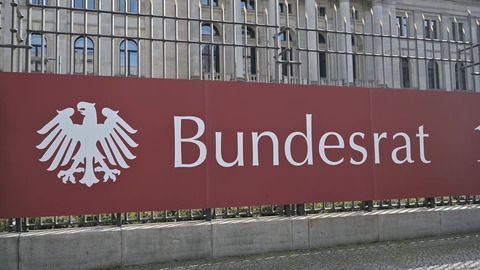 Bundesrat billigt Namensrechtsänderung: Doppelname für ganze Familie