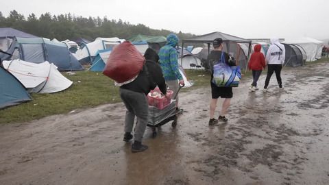 Anfahrt im Regen - Erste Festivalbesucher bei «Rock am Ring»