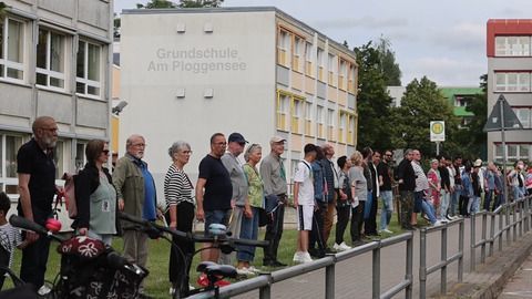 Mutmaßlich rassistischer Vorfall: Menschenkette in Grevesmühlen
