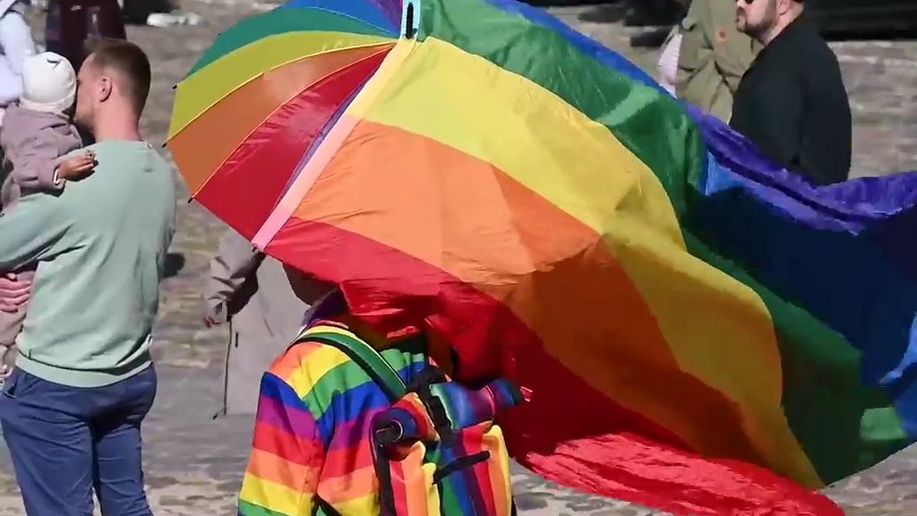 Ostdeutschland: Feiern und Störaktionen zum CSD