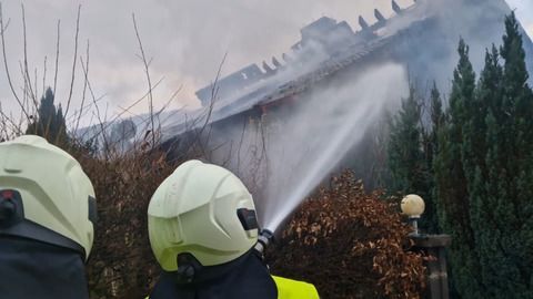 Toter bei Brand in Einfamilienhaus in Bad Ems - Brandursache unklar