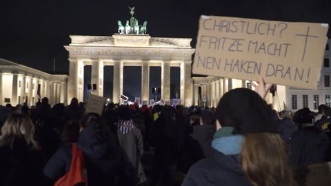 «Wir sind die Brandmauer»: Hunderte demonstrieren am Brandenburger Tor gegen Rechts