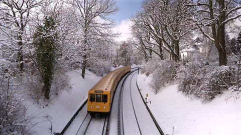 Hauptstadt mit Schnee bedeckt: Wintereinbruch in Berlin