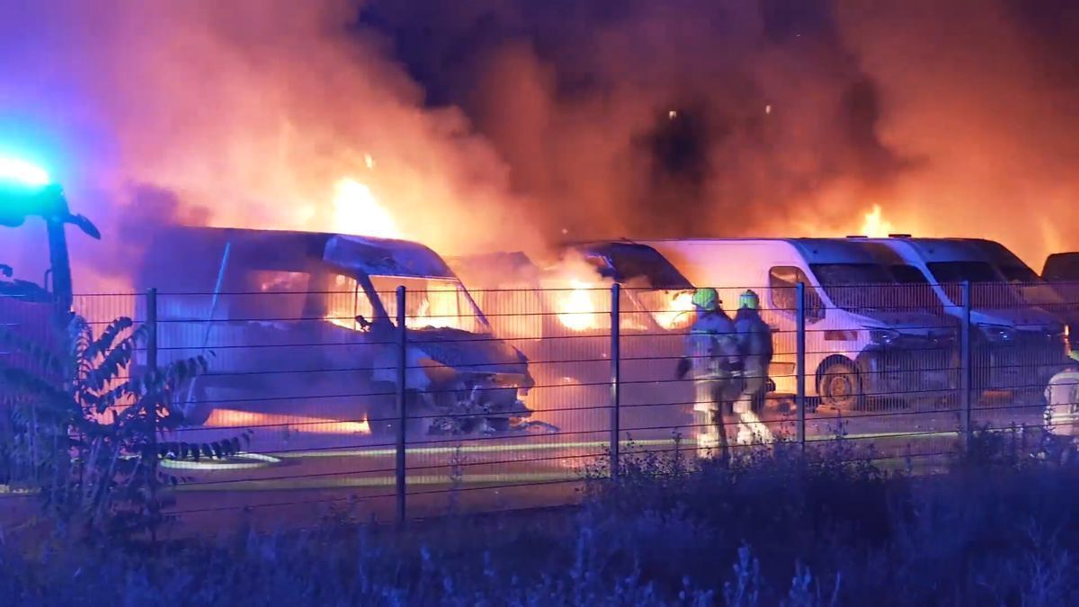 Transporter in Berlin in Flammen: Offenbar Brandanschlag