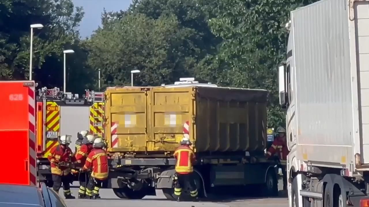 Lkw berühren sich im Gegenverkehr: Zwei Tote bei Unfall in Kiel