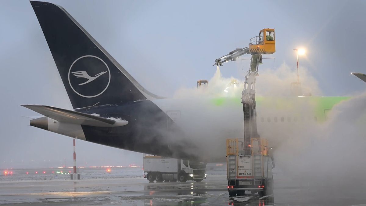 Video: Zu viel Schnee: Betrieb am Frankfurter Flughafen zeitweilig eingestellt