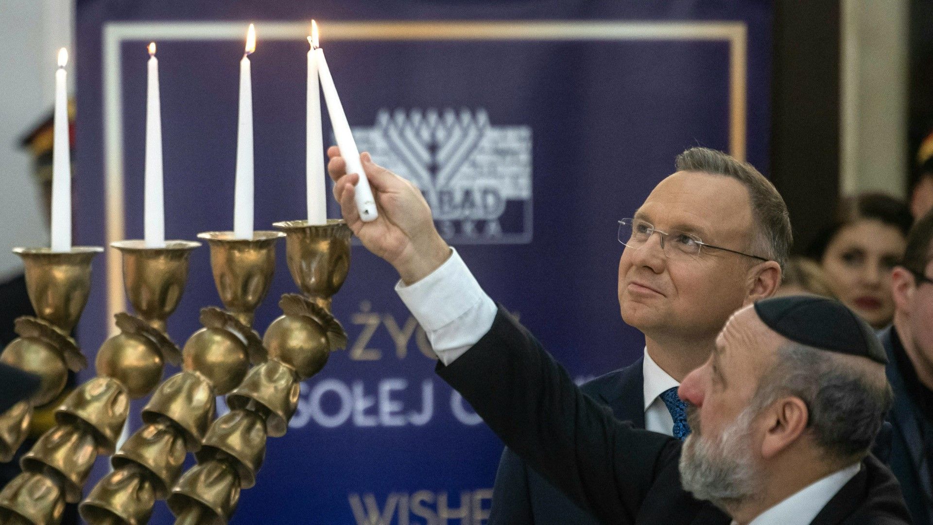 Nach Feuerlöscher-Aktion: Chanukka-Leuchter in Polen brennt wieder