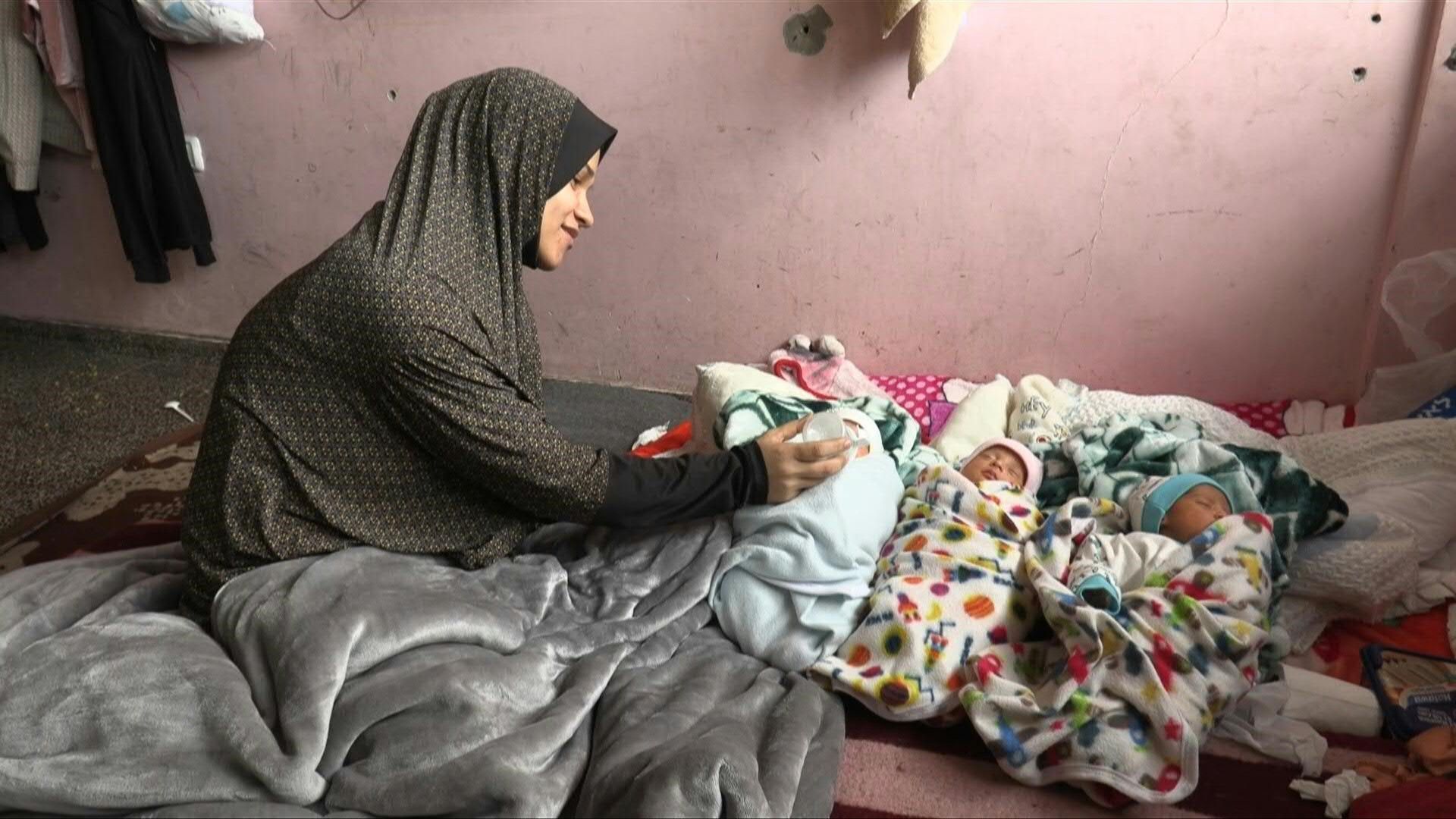 Geboren auf der Flucht: Palästinenserin bringt Vierlinge zu Welt