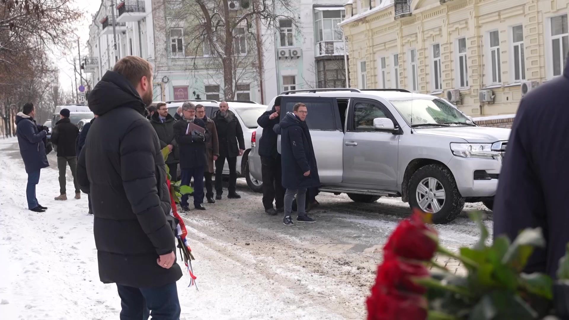 French FM arriving to Kyiv and laying flowers to the memory wall