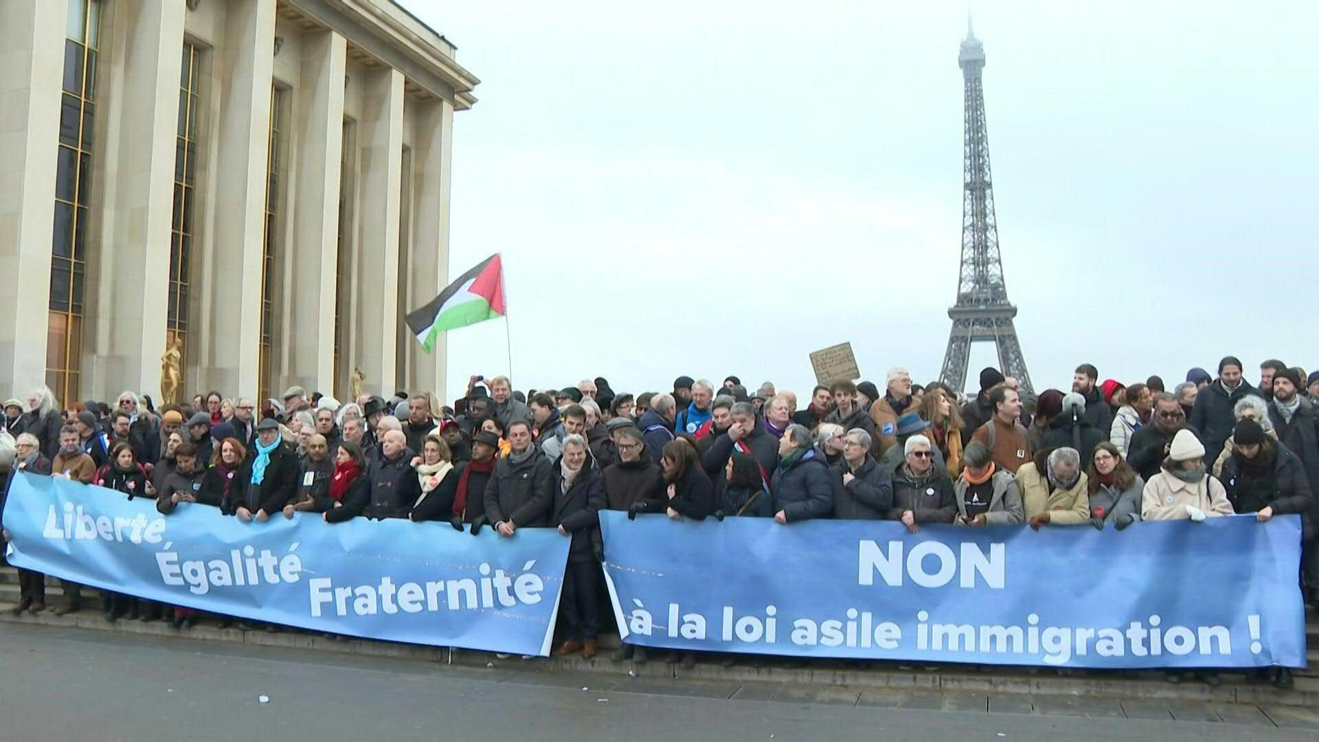 Thousands of demonstrators in Paris against the immigration law