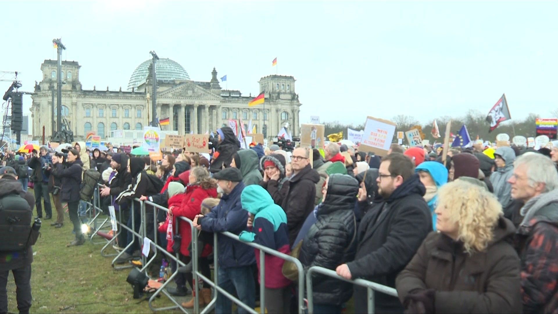 Thousands gather outside German Reichstag in opposition to far-right