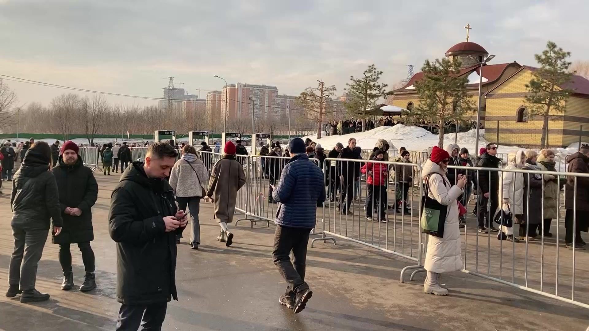 Russia: people queue at entrance of cemetery where Alexei Navalny lies buried