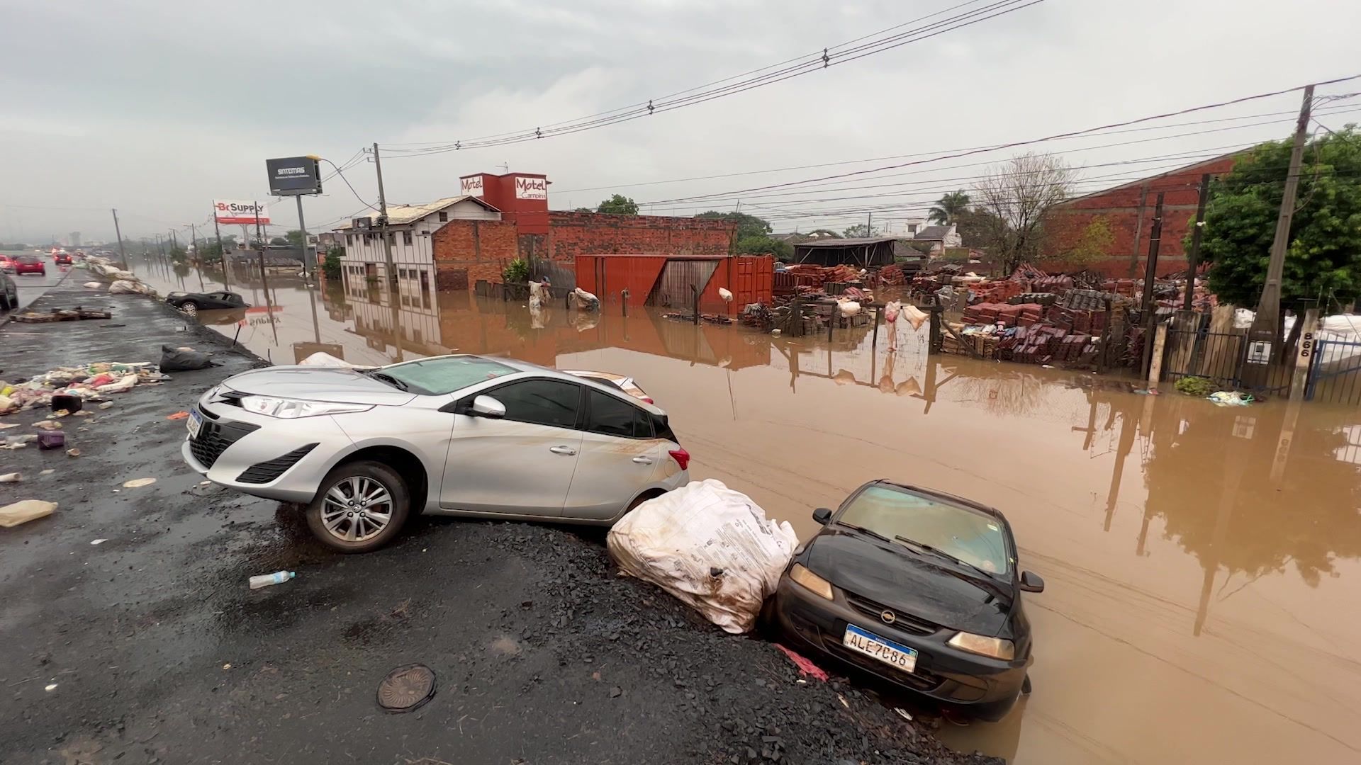 Flood-damaged cars stuck on roads as rivers rise again in south Brazil