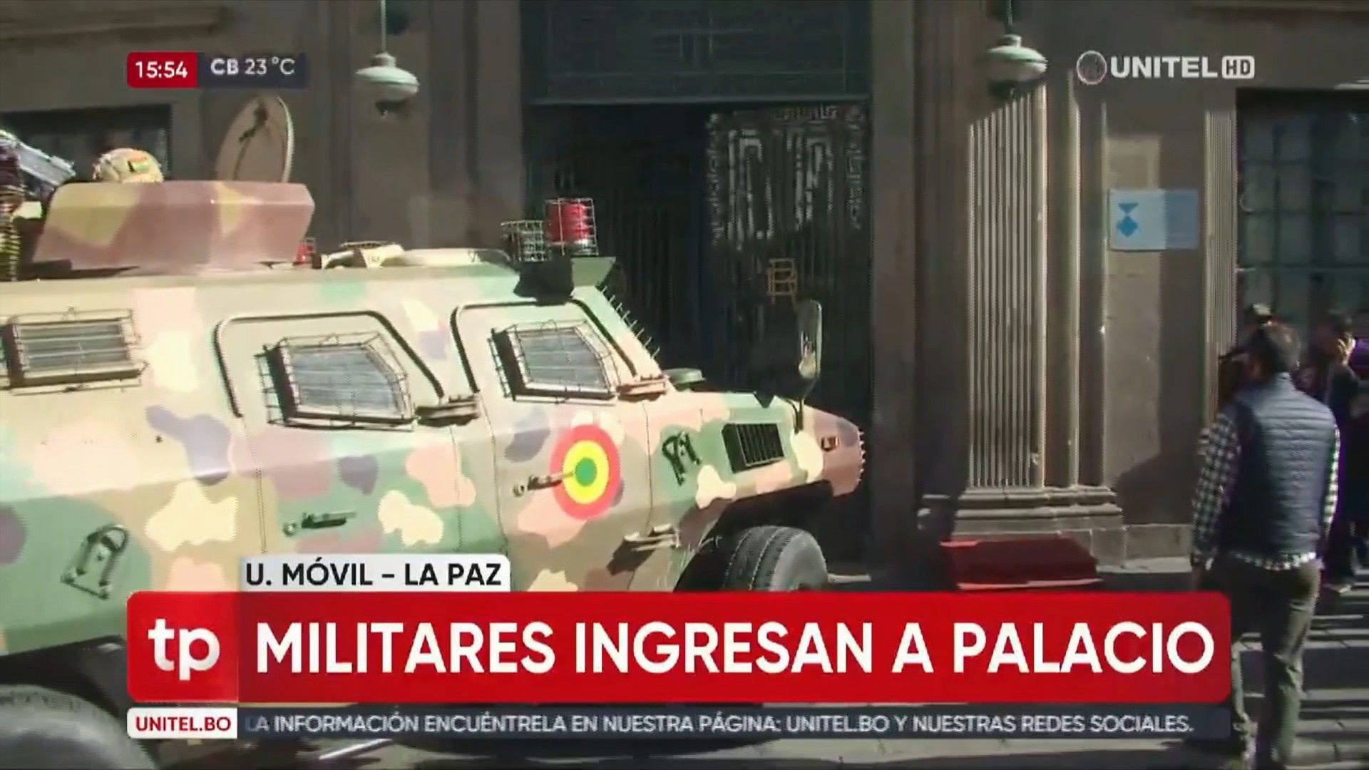 Bolivien: Gepanzertes Militärfahrzeug rammt Tür des Präsidentenpalastes