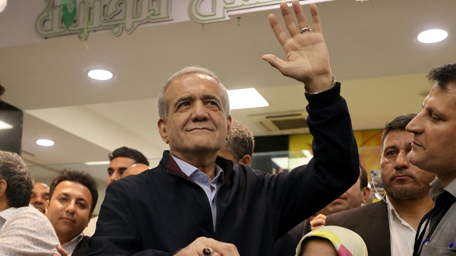 "Reformer" Peseschkian gewinnt Präsidentenwahl im Iran