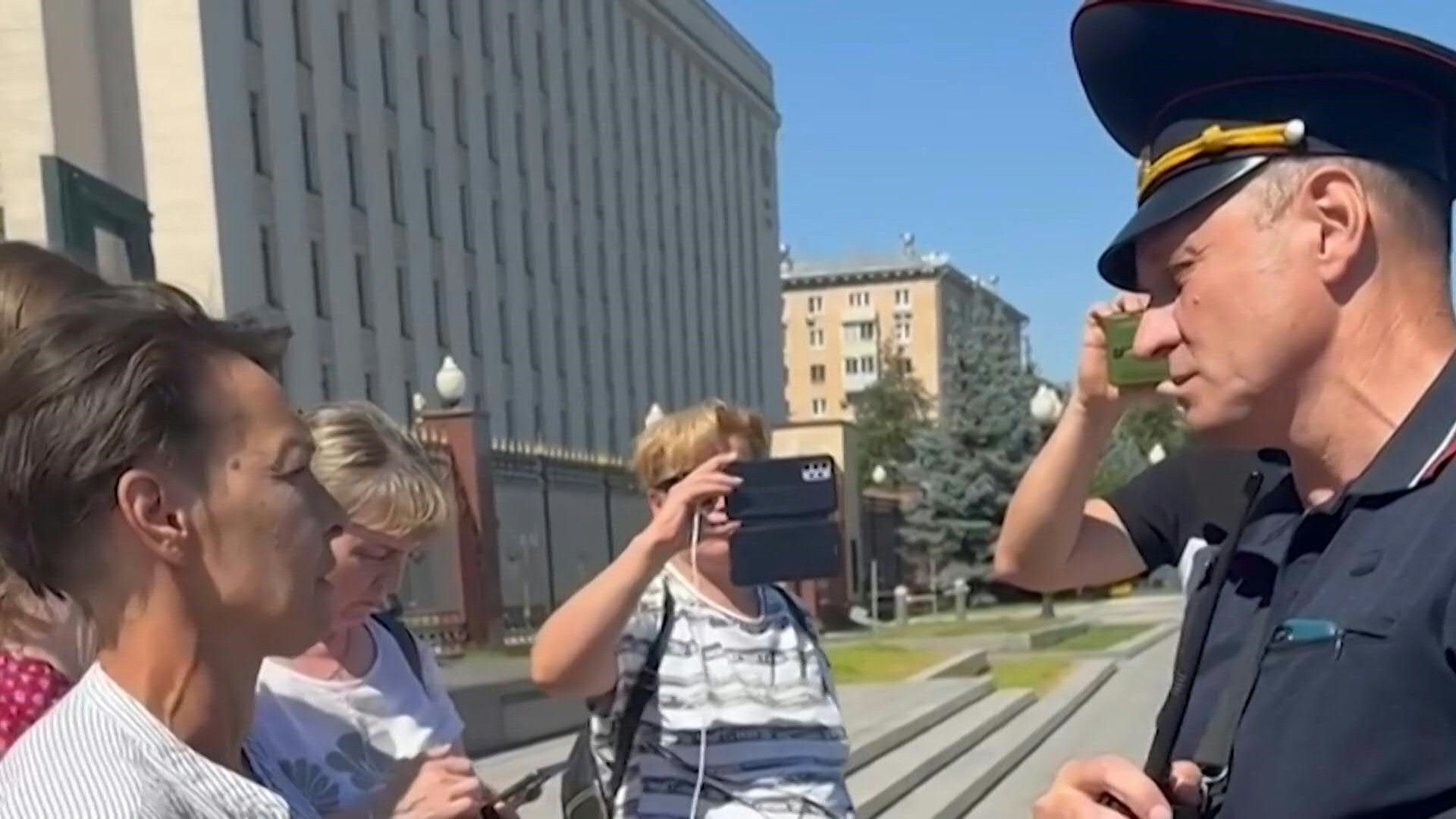 Frauen und Mütter von Soldaten protestieren in Moskau