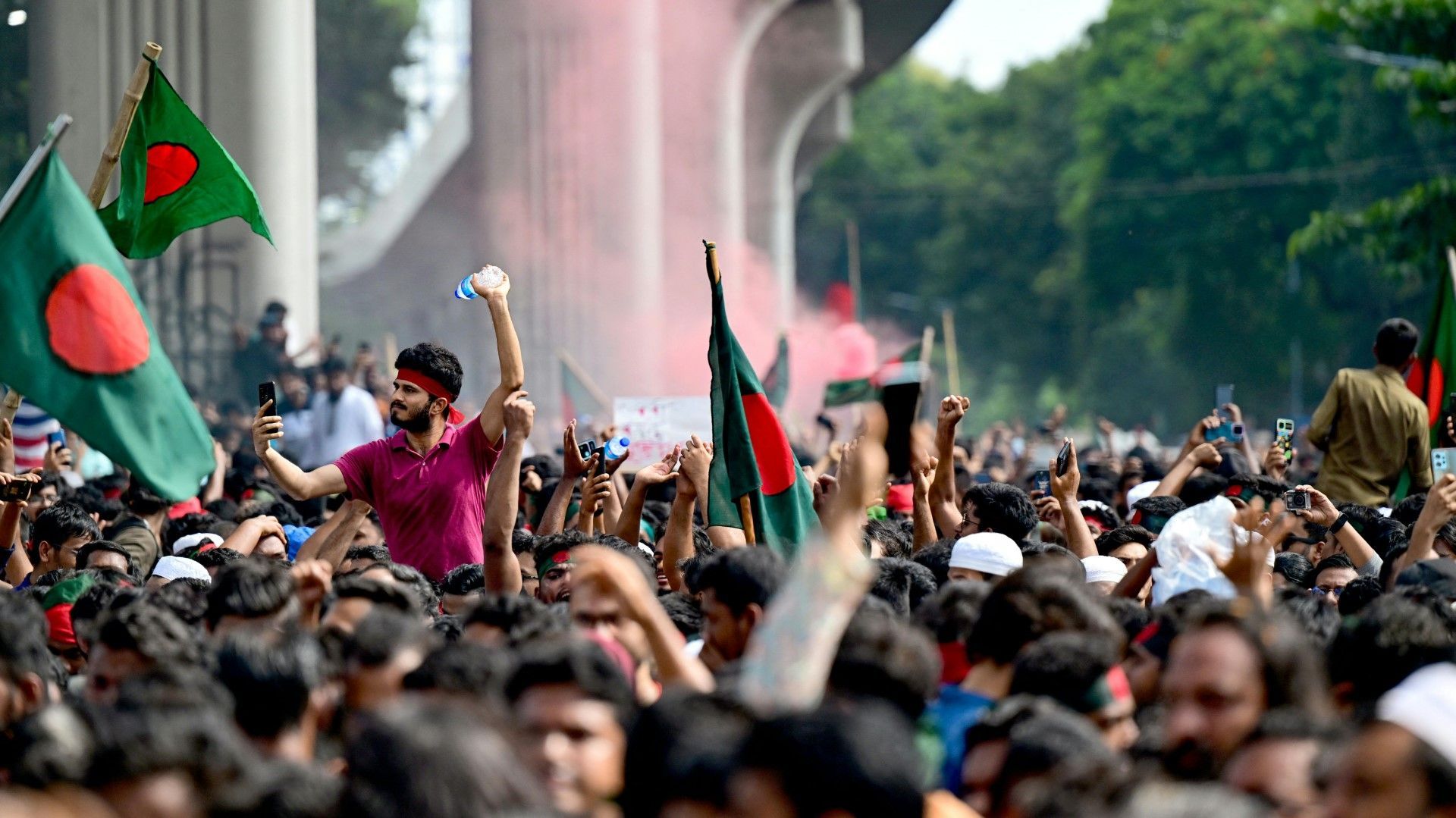 Bangladesch: Regierungschefin Hasina geflohen