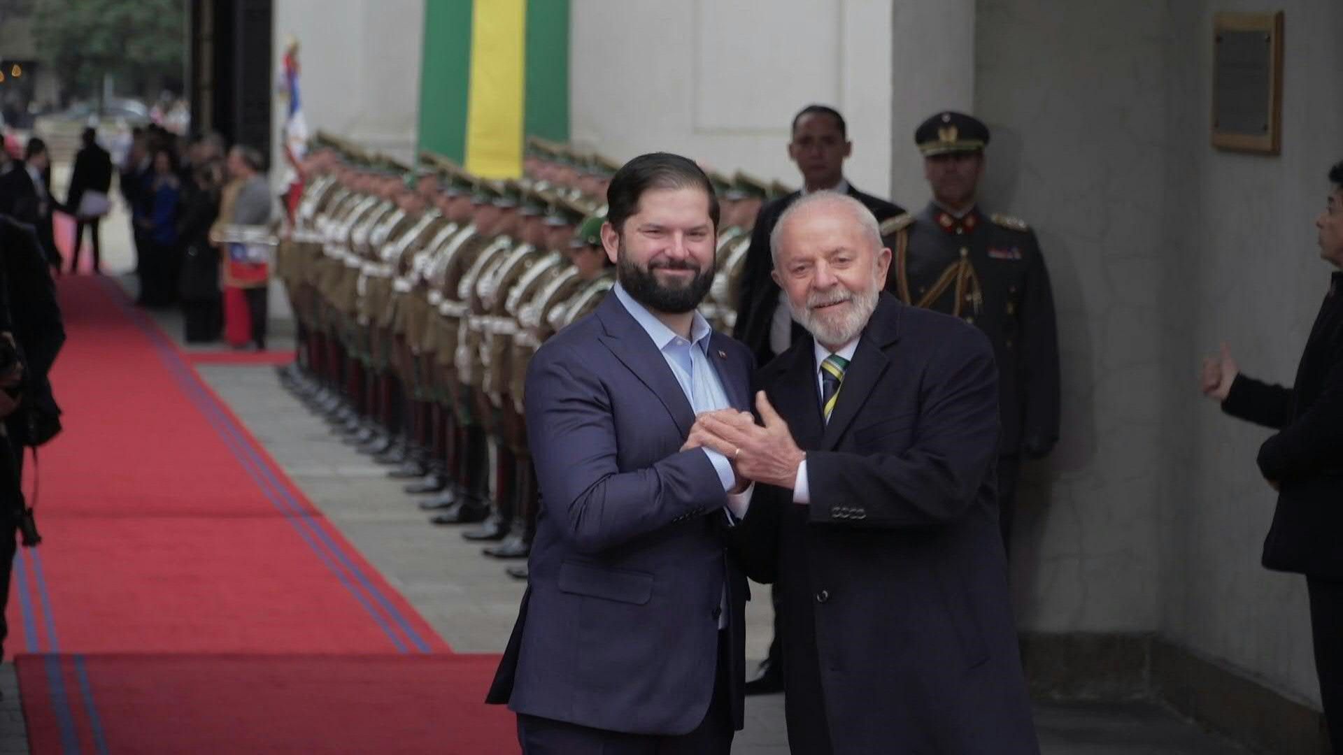 Chilean President Gabriel Boric welcomes his Brazilian counterpart Lula in Santiago