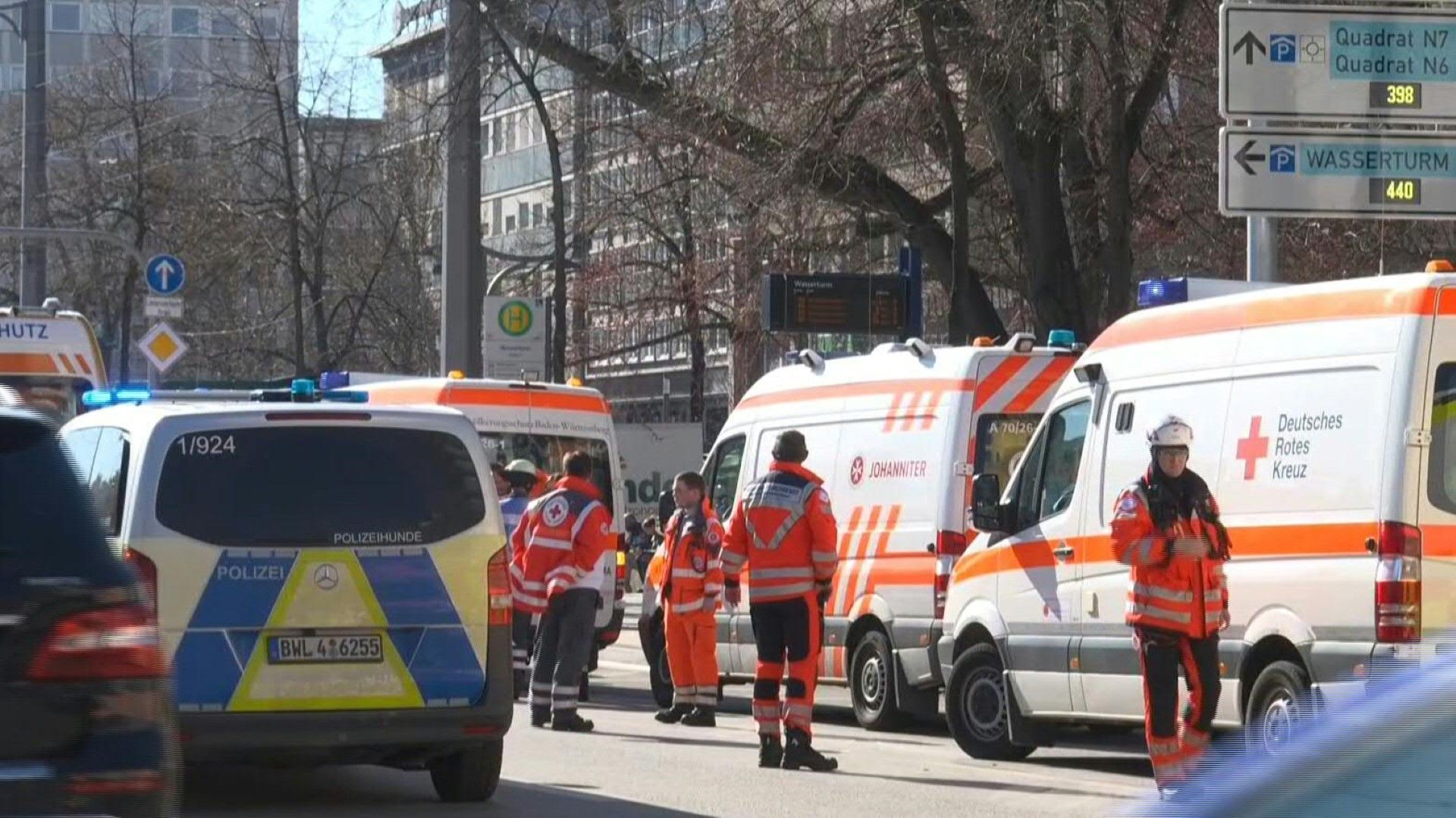 Mannheim: Auto fährt in Menschenmenge - ein Toter