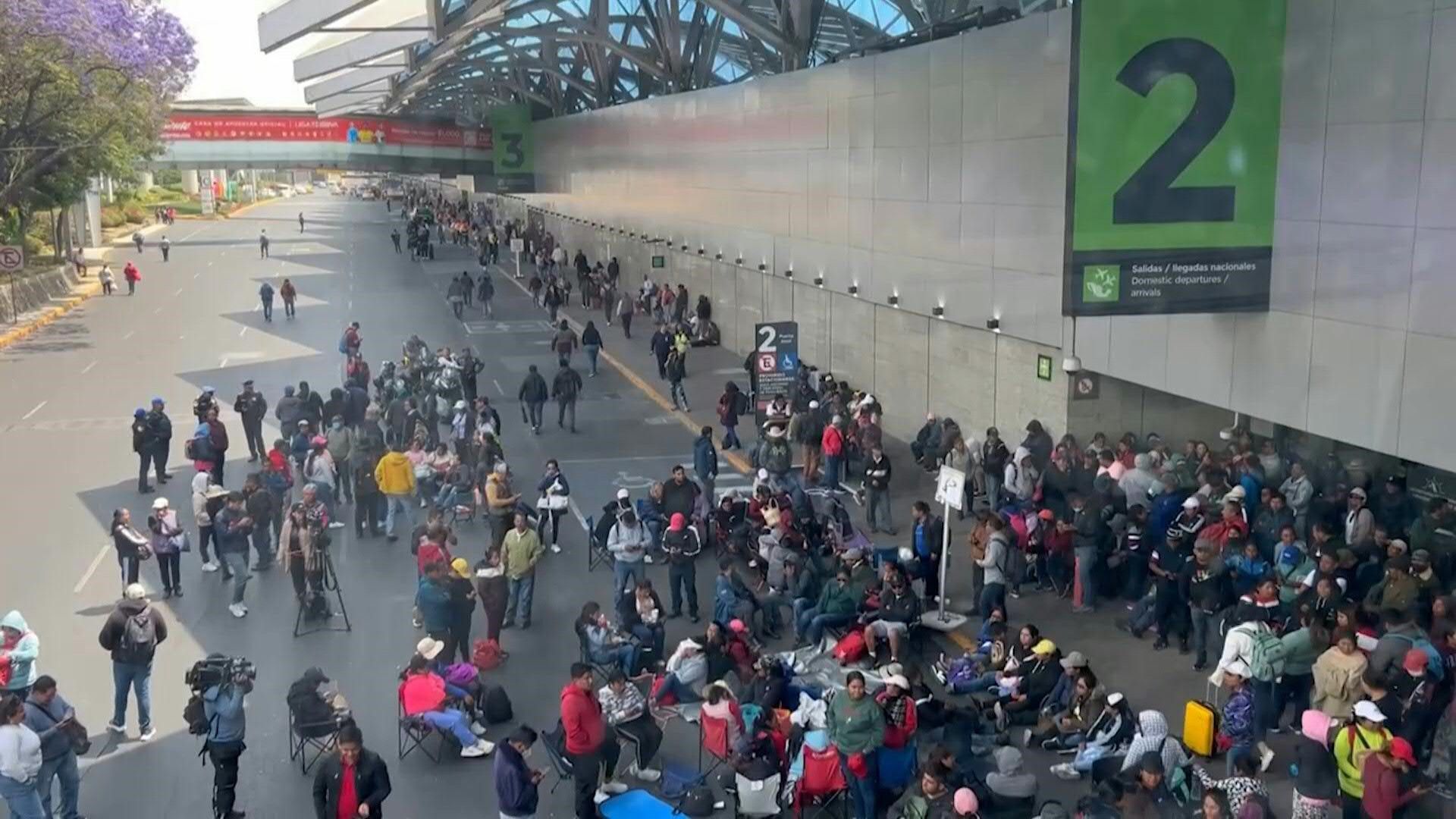 Mexican teachers' unions partially block access to airport in capital