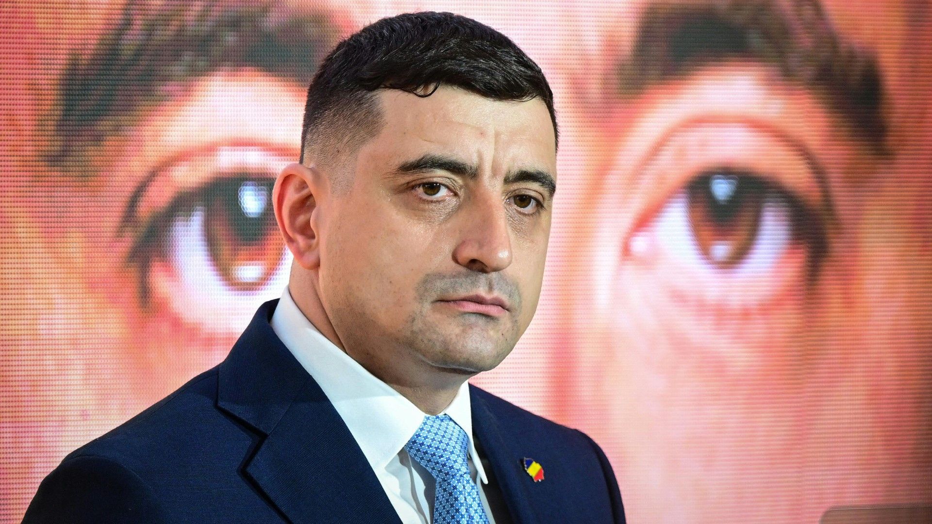 Video: Rumänien wählt neuen Präsidenten - Favorit ist ein Ultrarechter