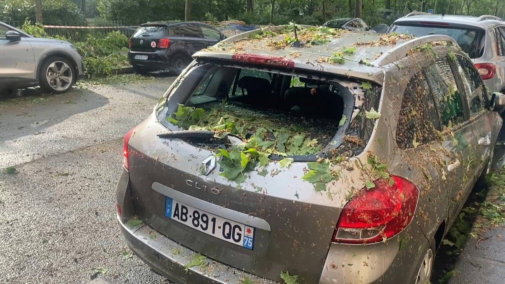 Video: Damage caused by lightning strikes during storm in Paris