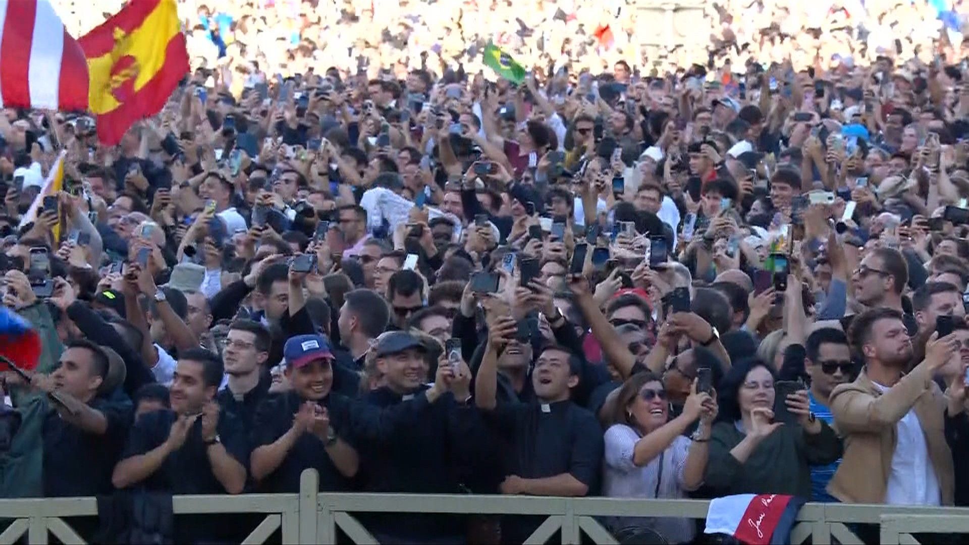 Video: Crowd cheers as white smoke signals Catholic Church has new pope